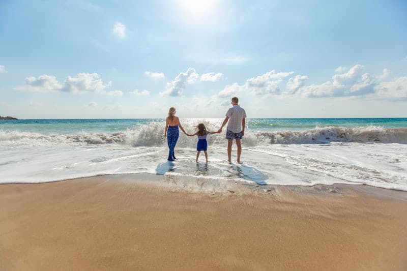 FAMILY AT THE BEACH